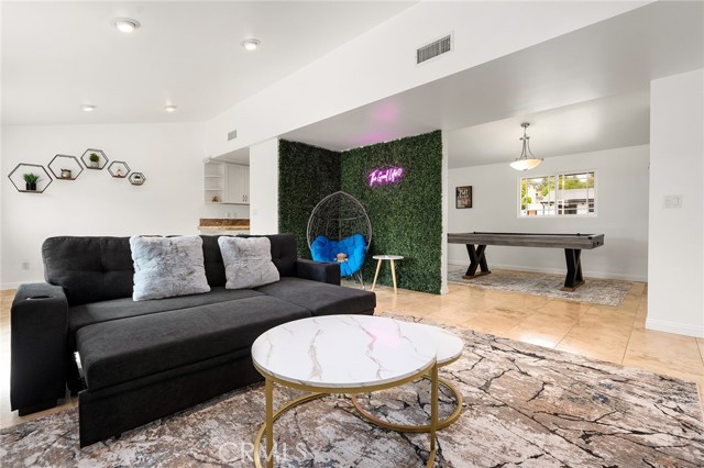 Detail Gallery Image 5 of 27 For 20300 Oxnard, Woodland Hills,  CA 91367 - 3 Beds | 2 Baths