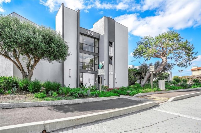 650 The Village, Redondo Beach CA: https://media.crmls.org/medias/62bdeb7d-f349-434c-87b7-3e0aba6af689.jpg