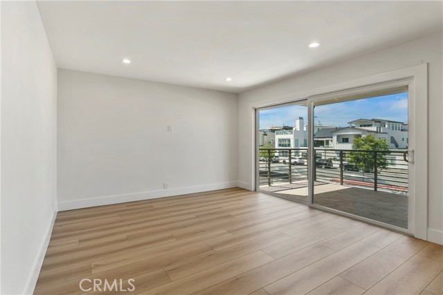 Detail Gallery Image 3 of 24 For 913 E Balboa Blvd #B,  Newport Beach,  CA 92661 - 3 Beds | 3 Baths