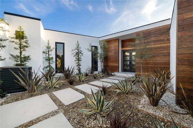 Detail Gallery Image 2 of 49 For 4404 Don Zarembo Dr, Los Angeles,  CA 90008 - 3 Beds | 2/1 Baths