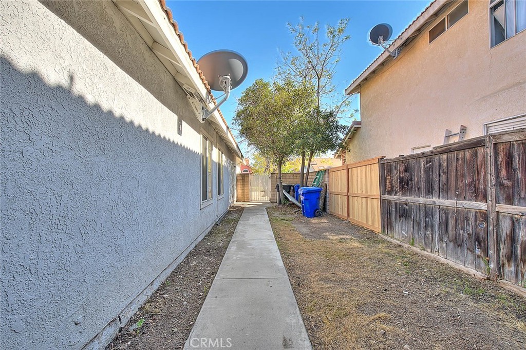 https://media.crmls.org/medias/62c37411-1006-4f9c-bfaa-a035a6f39118.jpg?preset=X-Large