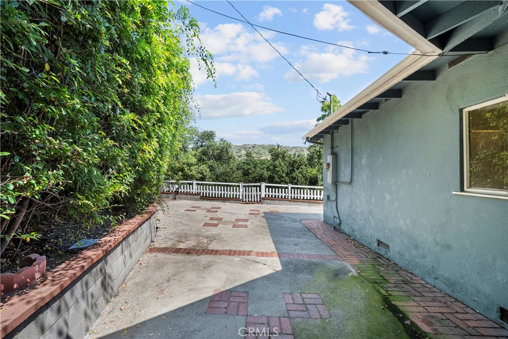 https://media.crmls.org/medias/62c3af35-d0aa-4703-a3e9-f656fd171de0.jpg?preset=X-Large