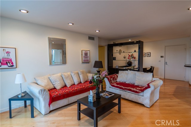 4239 Via Arbolada, Los Angeles CA: https://media.crmls.org/medias/62c73f7e-99b5-4e0e-a202-1c90d09b843e.jpg