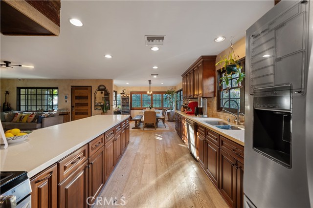 Detail Gallery Image 7 of 29 For 5526 Fulton Ave, Sherman Oaks,  CA 91401 - 4 Beds | 3 Baths