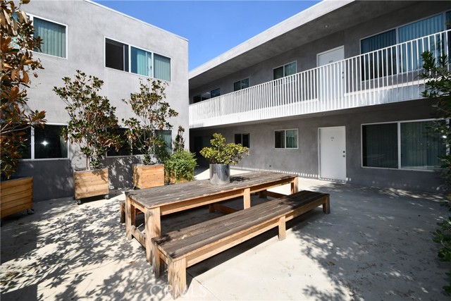 1346 N Laurel Avenue photo 4