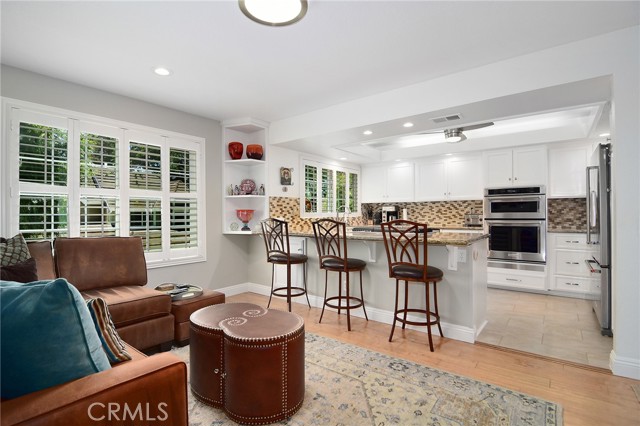Detail Gallery Image 11 of 33 For 20950 Oxnard St #11,  Woodland Hills,  CA 91367 - 3 Beds | 2/1 Baths