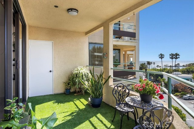 520 The Village, Redondo Beach, California 90277, 2 Bedrooms Bedrooms, ,2 BathroomsBathrooms,Residential,Sold,The Village,PV22148859