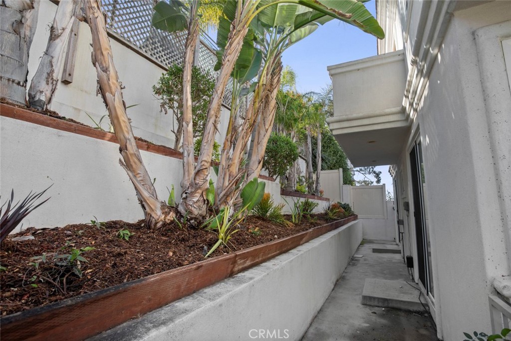 https://media.crmls.org/medias/62d06b7c-6fef-48ae-9c2c-5d49db4cc4bf.jpg?preset=X-Large