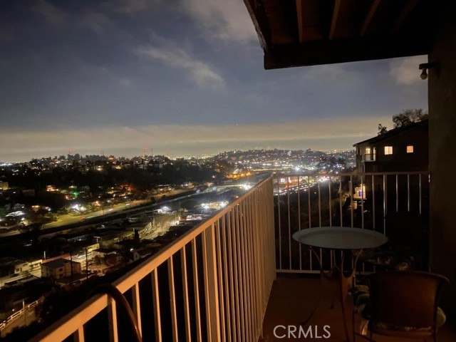 4940 La Calandria Way, Los Angeles CA: https://media.crmls.org/medias/62d2af9d-51bc-49f7-a61c-0bae4fc657af.jpg