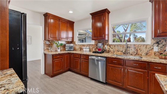 Detail Gallery Image 19 of 39 For 400 N Peach Knl, Anaheim,  CA 92805 - 4 Beds | 2 Baths