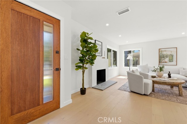 Detail Gallery Image 2 of 33 For 2563 S Bentley, Los Angeles,  CA 90064 - 3 Beds | 3 Baths