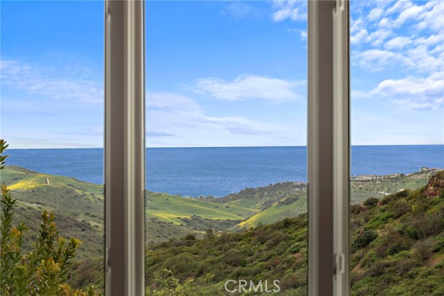 27 Pacific Mist, Newport Coast CA: https://media.crmls.org/medias/62d6d0e3-2f72-455c-8f10-ebbd56848e2c.jpg