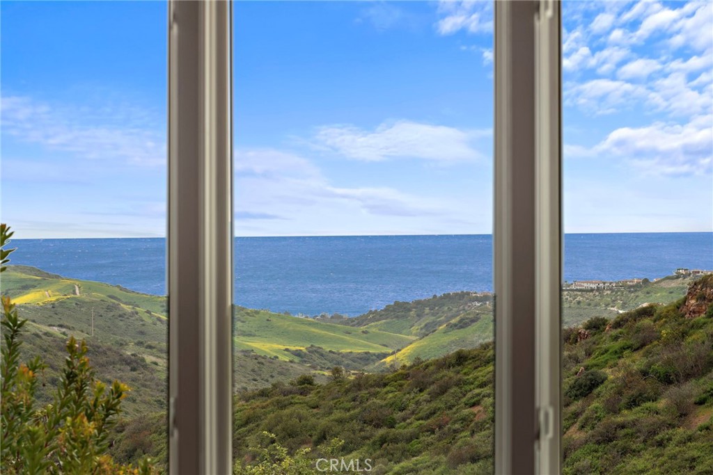 https://media.crmls.org/medias/62d6d0e3-2f72-455c-8f10-ebbd56848e2c.jpg?preset=X-Large