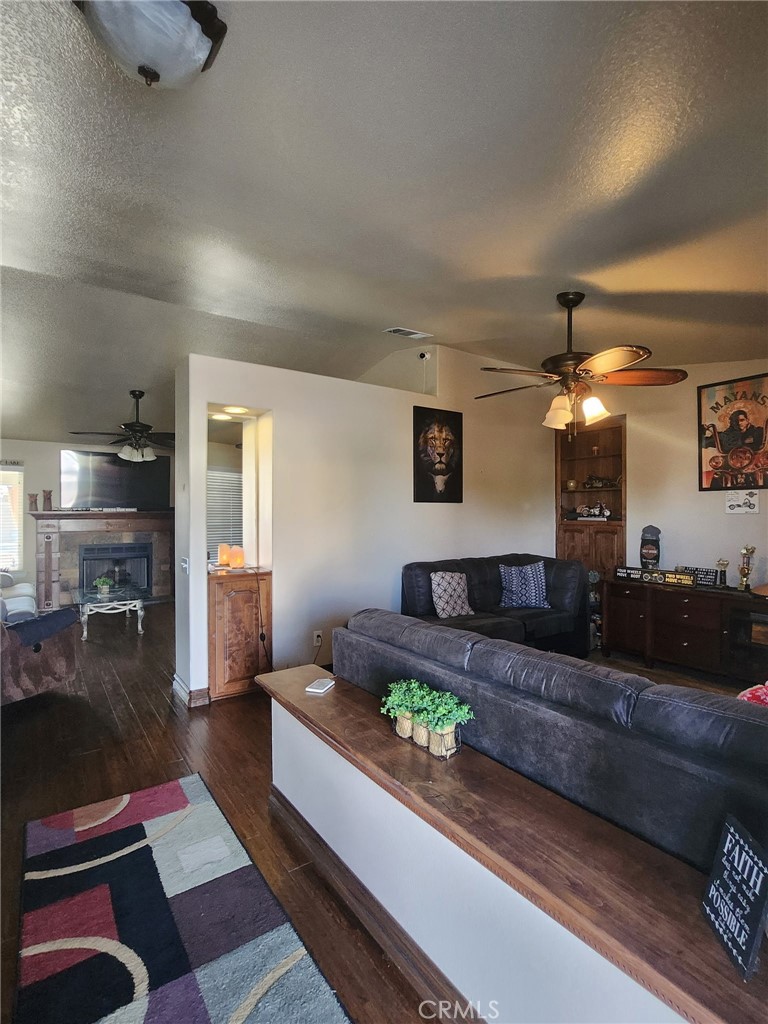 https://media.crmls.org/medias/62d6f453-9538-47ff-94d6-40bb87afb825.jpg?preset=X-Large