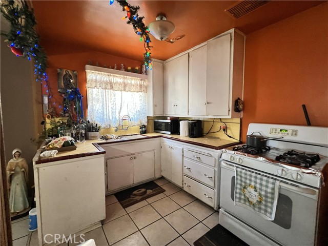 Detail Gallery Image 7 of 37 For 828 N Angeleno, Azusa,  CA 91702 - 4 Beds | 3 Baths