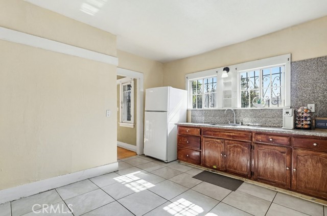 Detail Gallery Image 9 of 20 For 3941 Wisconsin, Los Angeles,  CA 90037 - 2 Beds | 1/1 Baths