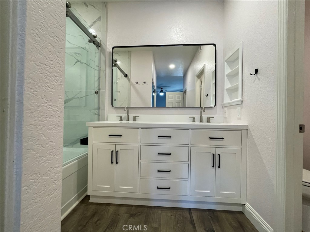 https://media.crmls.org/medias/62da43a4-8687-4734-acac-7ad240730e95.jpg?preset=X-Large