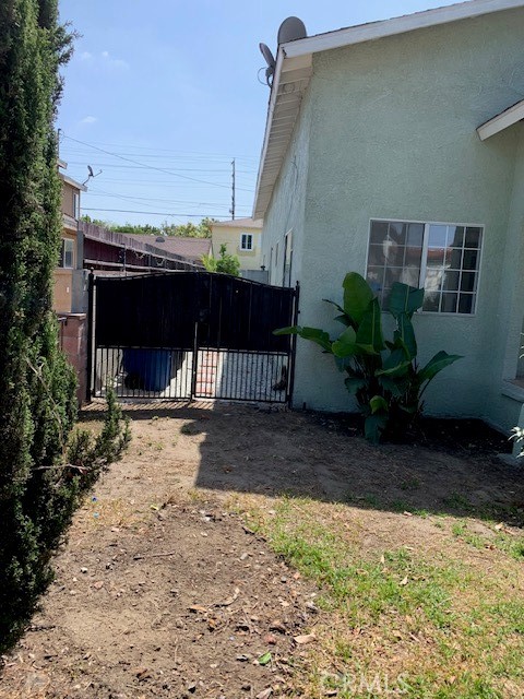 6818 Cedar St, Huntington Park CA: https://media.crmls.org/medias/62de2c7c-c11c-4a0e-9595-d267c9642311.jpg