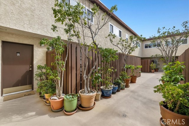 1747 Barry Avenue, Los Angeles CA: https://media.crmls.org/medias/62e151dc-2fd8-4d10-9980-dc76f50be593.jpg