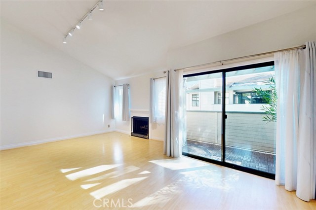 Detail Gallery Image 5 of 8 For 10504 5 Sunland Bld, Sunland,  CA 91040 - 2 Beds | 1/1 Baths