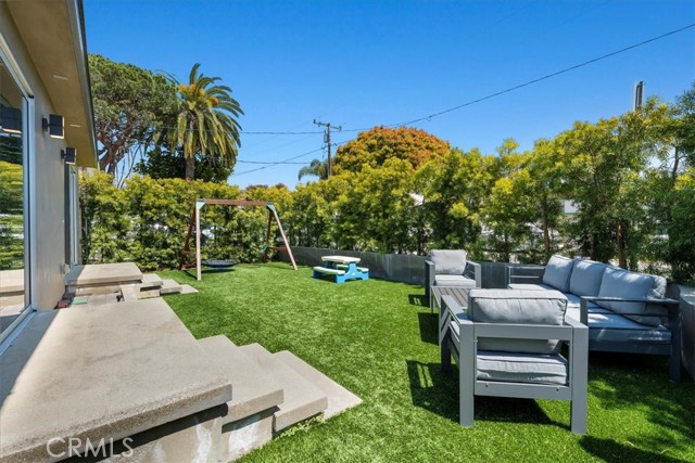 Detail Gallery Image 7 of 22 For 1049 14th St, Manhattan Beach,  CA 90266 - 3 Beds | 2 Baths