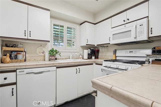 Detail Gallery Image 8 of 12 For 360 S Los Robles Ave #11,  Pasadena,  CA 91101 - 2 Beds | 2 Baths