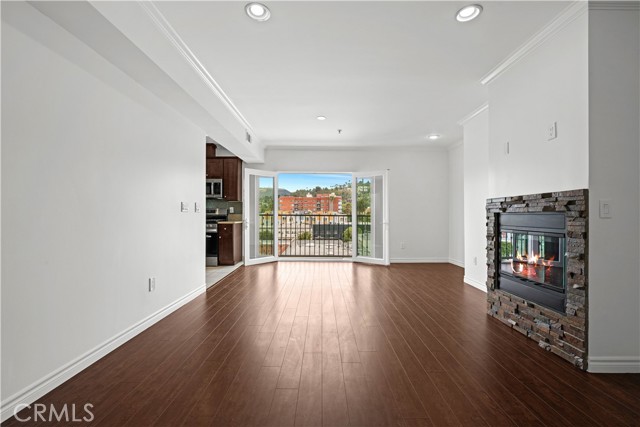 5633 Carlton Way, Hollywood CA: https://media.crmls.org/medias/62ea87fb-8f2a-4b03-a81a-8252d3c70b43.jpg