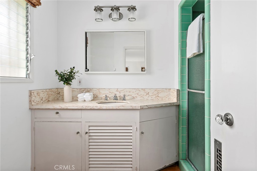 https://media.crmls.org/medias/62ee2261-1d2a-480c-bdd4-dde439be3701.jpg?preset=X-Large