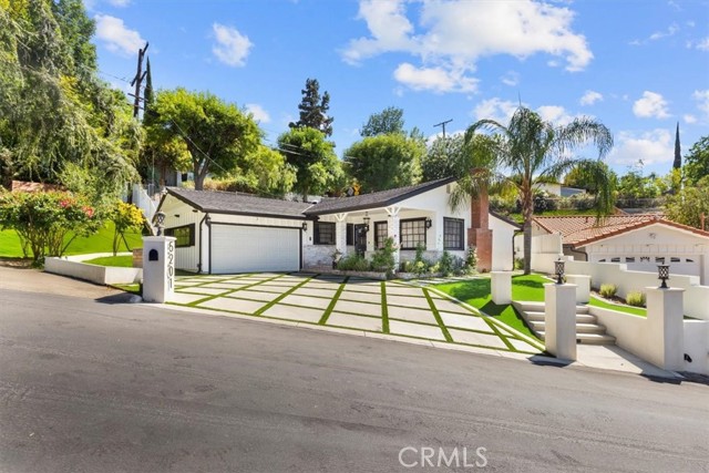 5201 Sale Avenue, Woodland Hills CA: https://media.crmls.org/medias/62ef7ec6-a796-4be8-80ae-e10470cd10f9.jpg
