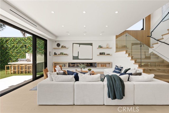 Detail Gallery Image 5 of 38 For 13536 Morrison St, Sherman Oaks,  CA 91423 - 6 Beds | 6/1 Baths