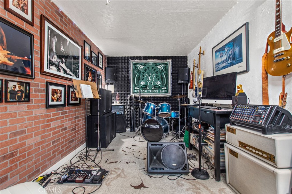 https://media.crmls.org/medias/62f27eb4-7b8c-47fd-ba6f-9ff26033171b.jpg?preset=X-Large