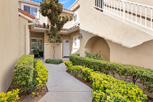 2303 Paseo Circulo, Tustin CA: https://media.crmls.org/medias/62f38136-91a6-435c-a8cc-88c15e81e7d8.jpg