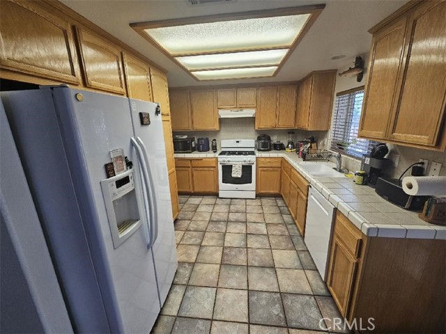 Detail Gallery Image 3 of 15 For 18904 Madrone, Hesperia,  CA 92345 - 4 Beds | 2 Baths