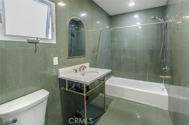 Detail Gallery Image 17 of 23 For 624 Hawthorne St a,  Glendale,  CA 91204 - 2 Beds | 2 Baths