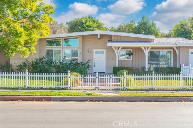 Detail Gallery Image 2 of 31 For 23000 Brenford Street, Woodland Hills,  CA 91364 - 4 Beds | 4 Baths