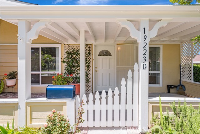 Detail Gallery Image 2 of 48 For 19223 Avenue of the Oaks #D,  Newhall,  CA 91321 - 2 Beds | 1 Baths