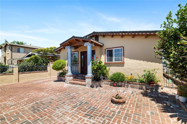1729 W 51st Place, Los Angeles CA: https://media.crmls.org/medias/62fe2132-f568-46d5-a32d-222cae757418.jpg