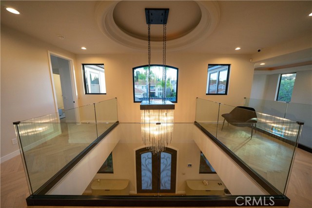 Detail Gallery Image 13 of 74 For 17437 Oak Creek Ct, Encino,  CA 91316 - 5 Beds | 5/1 Baths