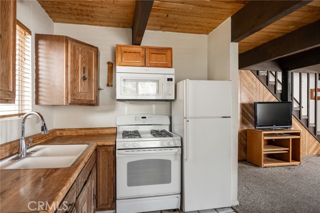 Detail Gallery Image 10 of 28 For 42587 Falcon Ave, Big Bear Lake,  CA 92315 - 2 Beds | 2 Baths