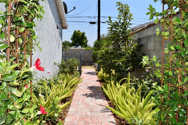 2024 N Kenwood Street, Burbank CA: https://media.crmls.org/medias/63046055-3933-469a-afb0-3d0fb3d0992f.jpg