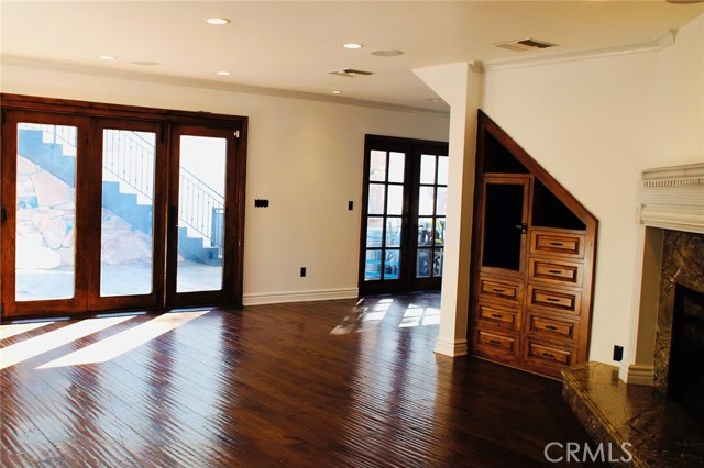 Detail Gallery Image 5 of 7 For 5235 San Feliciano Dr, Woodland Hills,  CA 91364 - 5 Beds | 4 Baths