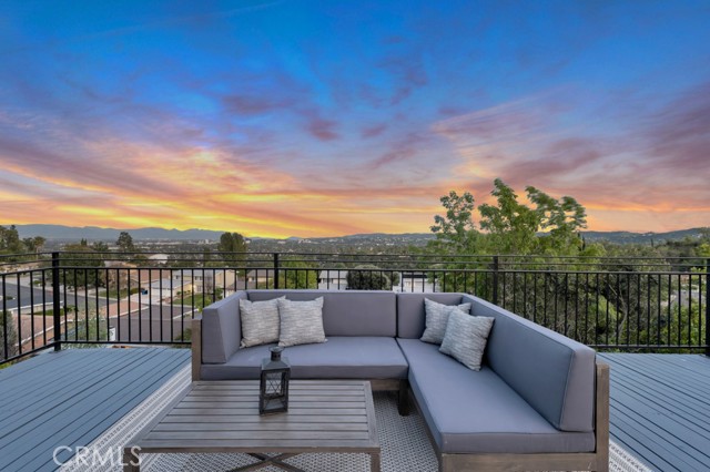 Detail Gallery Image 5 of 30 For 5952 Woodland View Dr, Woodland Hills,  CA 91367 - 5 Beds | 4 Baths