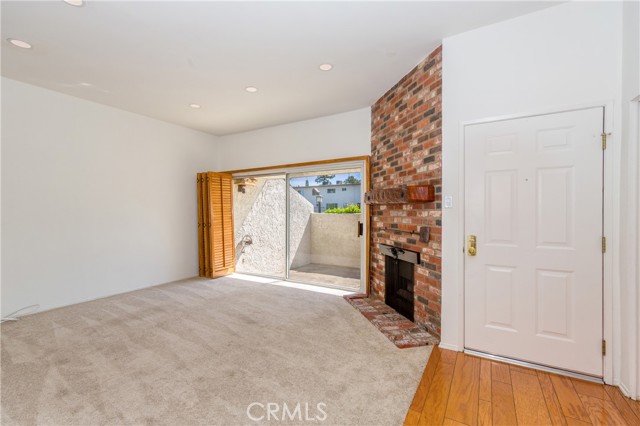 Detail Gallery Image 4 of 29 For 18344 Collins St a,  Tarzana,  CA 91356 - 2 Beds | 2/1 Baths