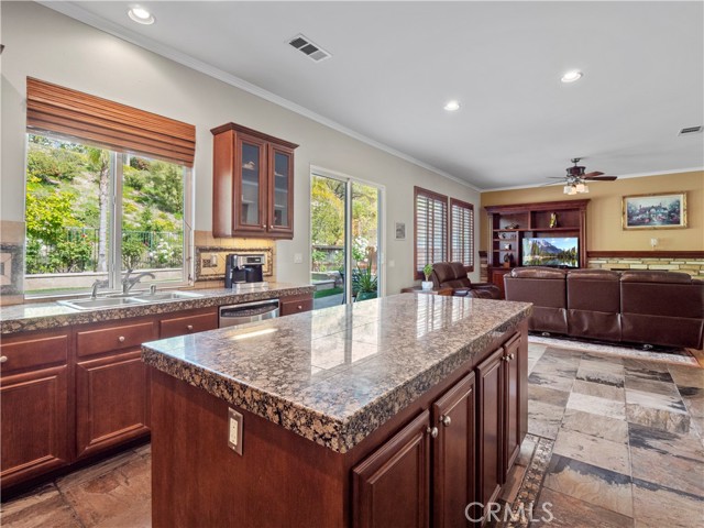 Detail Gallery Image 9 of 35 For 28620 Crystal Heights Ct, Canyon Country,  CA 91387 - 5 Beds | 3 Baths