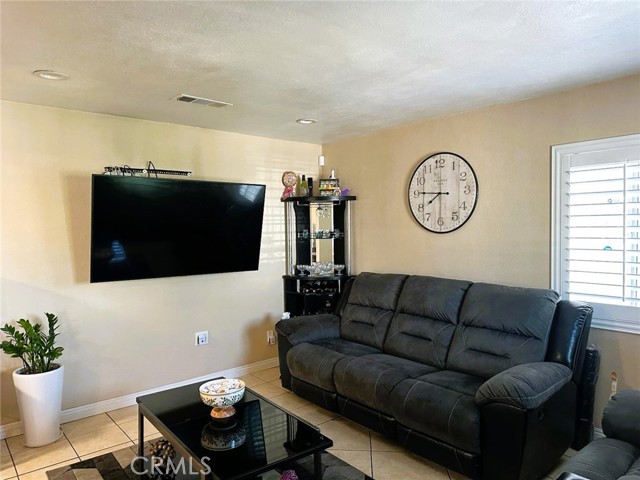 150 E 95th Street, Los Angeles CA: https://media.crmls.org/medias/630d7134-4cc3-4b37-b720-dbd8fd4d5384.jpg