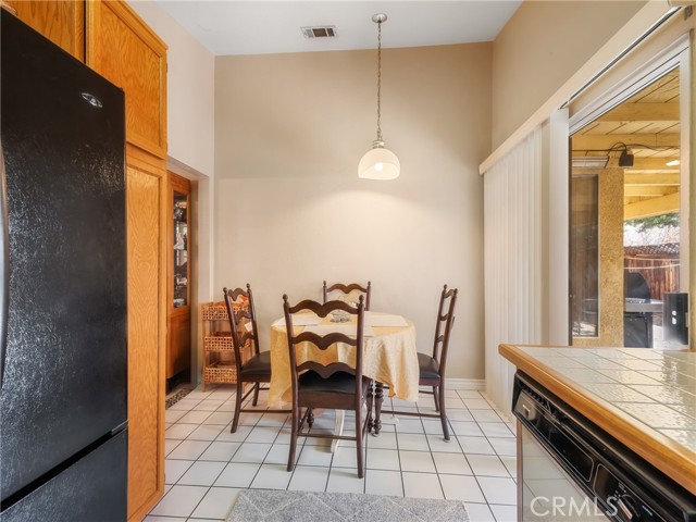 16873 Silica Drive, Victorville CA: https://media.crmls.org/medias/630e7942-a7d6-4ec0-8fe4-bc90304d602c.jpg
