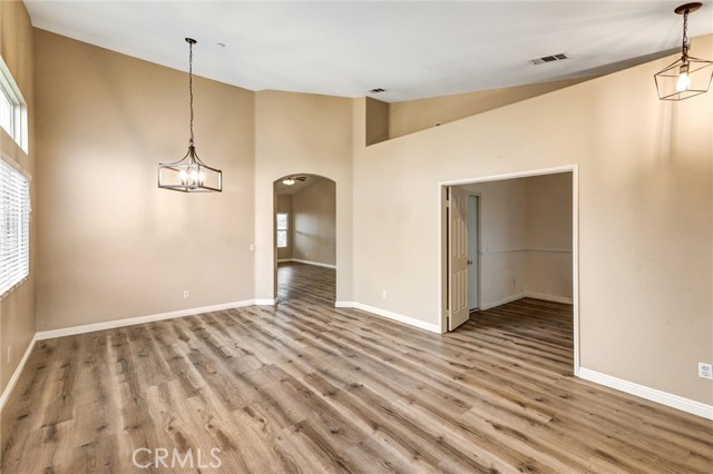 Detail Gallery Image 4 of 74 For 14698 Maine, Fontana,  CA 92336 - 5 Beds | 2 Baths