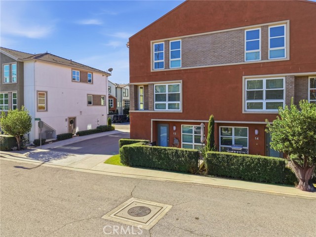 Detail Gallery Image 2 of 36 For 2700 E Chaucer #13,  Los Angeles,  CA 90065 - 4 Beds | 3/1 Baths