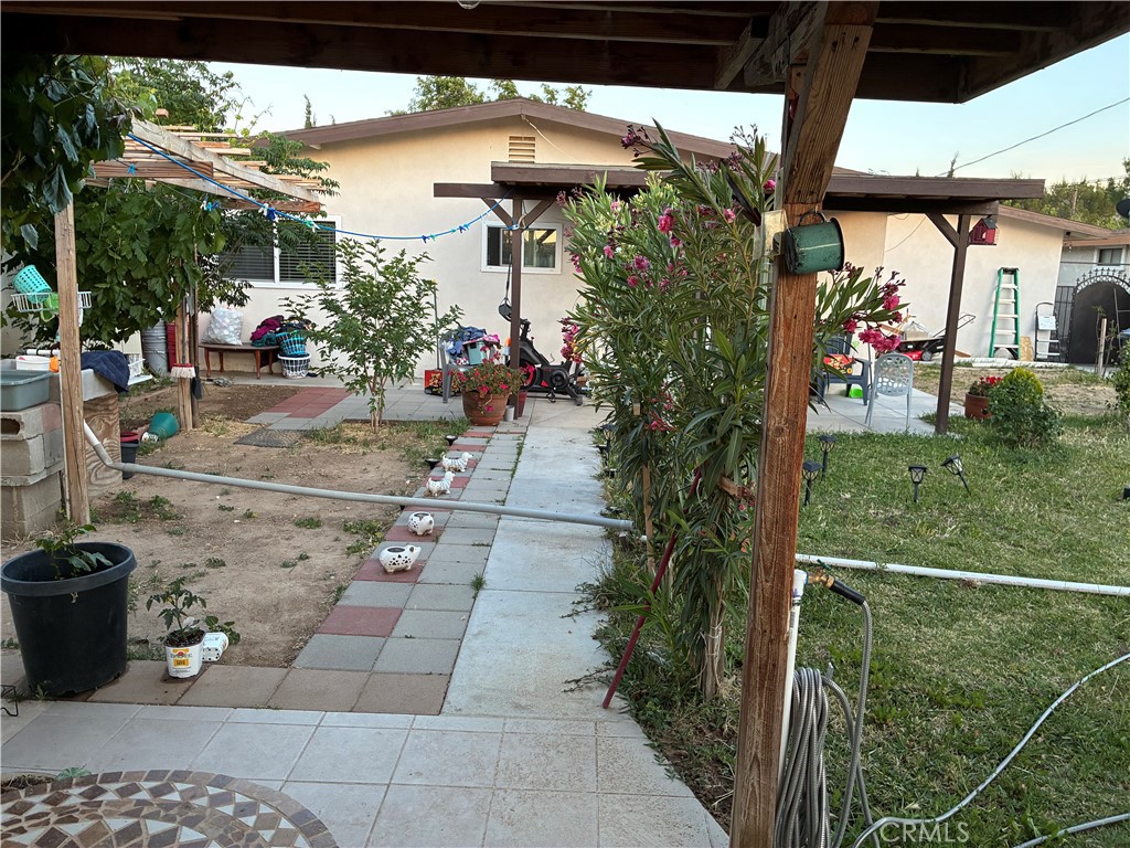 https://media.crmls.org/medias/6313d176-38ee-48d8-921a-5ffe7b915a3a.jpg?preset=X-Large