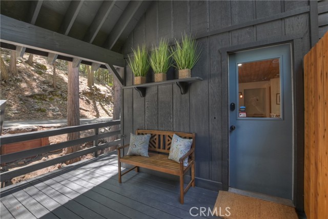 Detail Gallery Image 4 of 45 For 309 Golden Ln, Lake Arrowhead,  CA 92352 - 6 Beds | 3 Baths